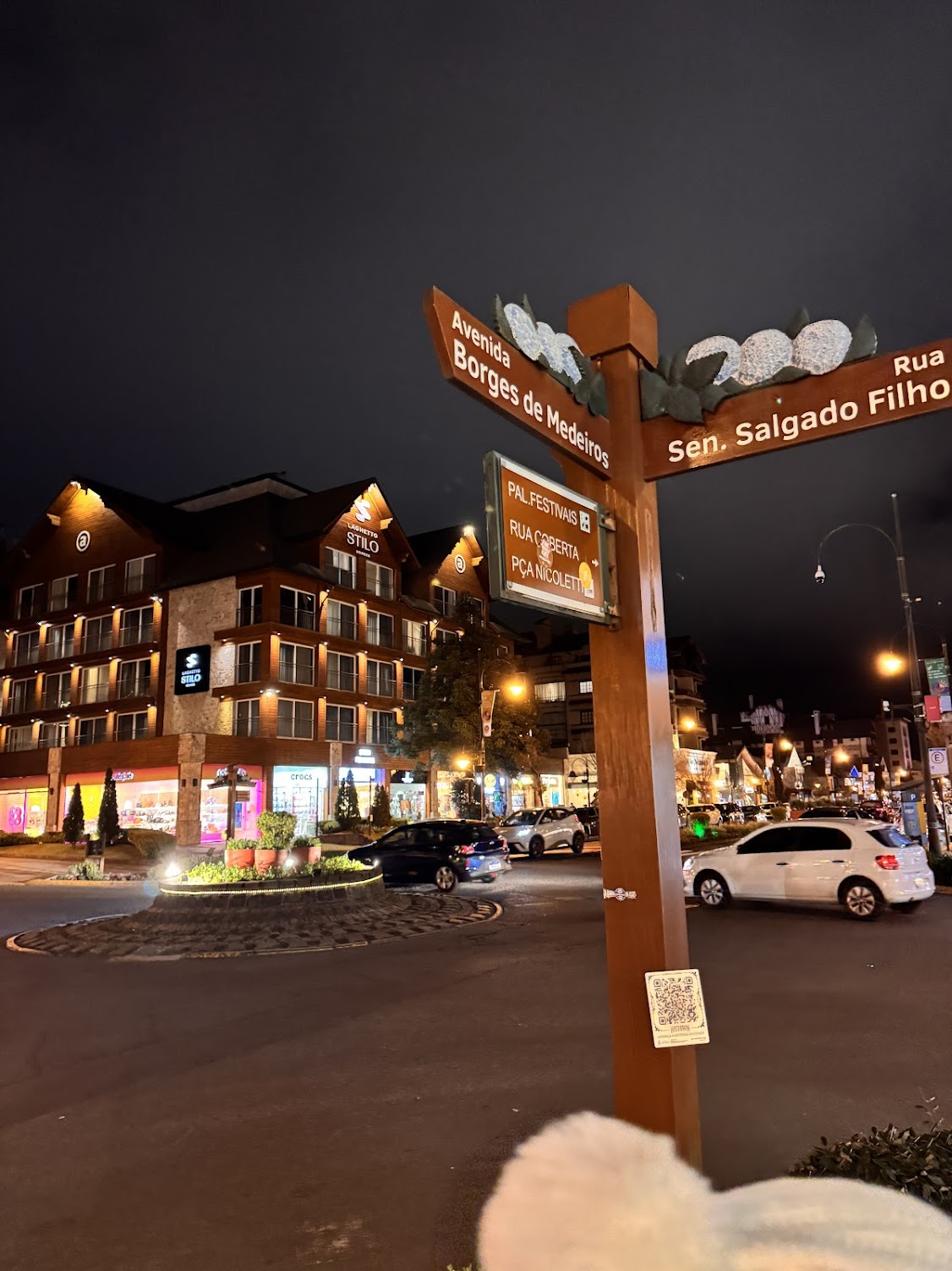 Placa das ruas Borges de Medeiros e Senador Salgado Filho no centro de Gramado
