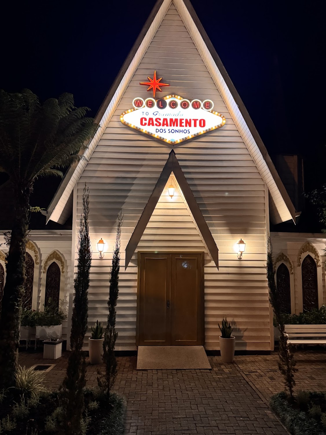 Fachada da capela Casamento dos Sonhos vista de frente à noite